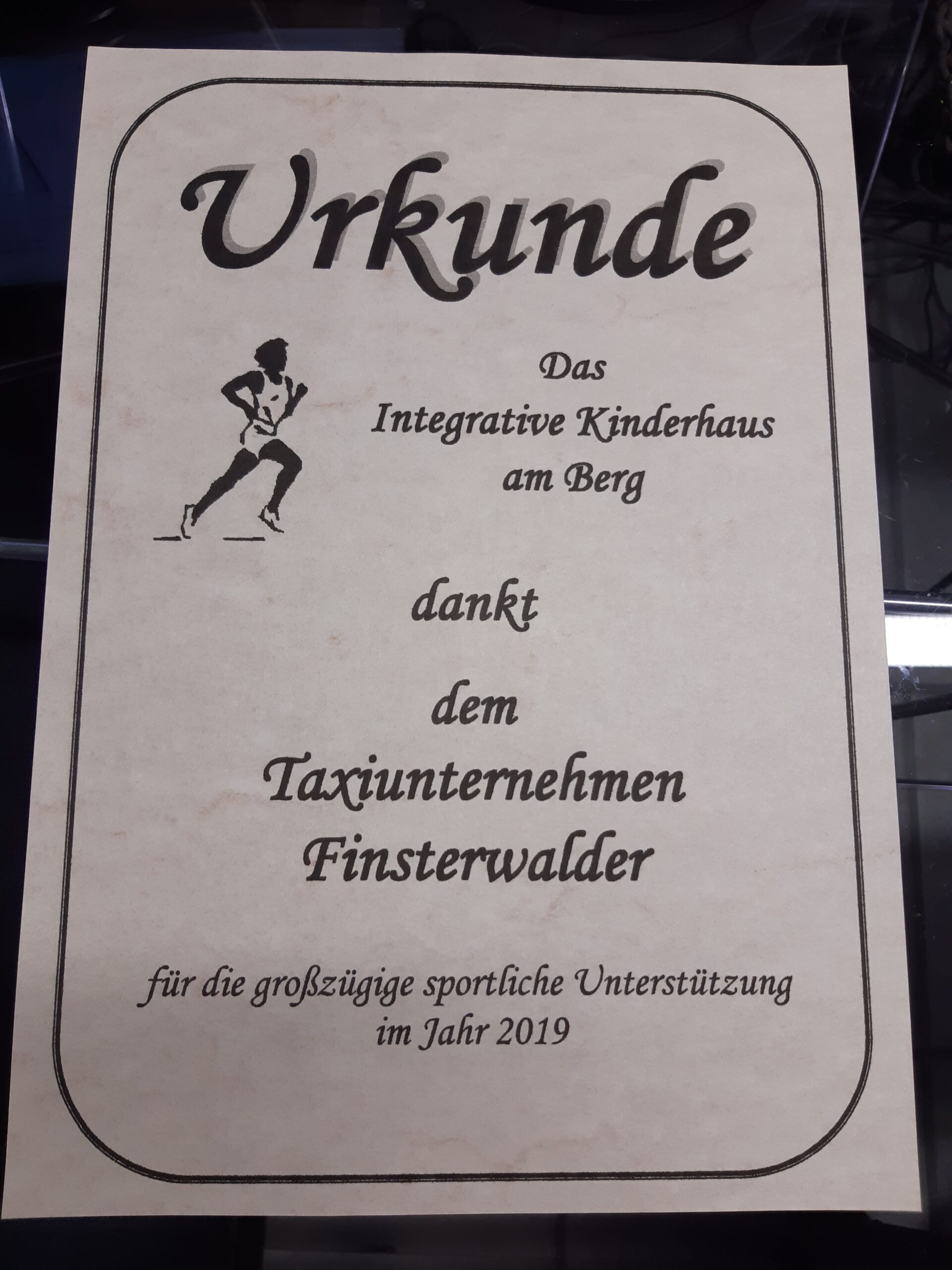 Foto einer Urkunde aus dem Jahr 2019, ausgestellt vom Interativem Kinderhaus am Berg (Peißenberg) an Frau Finsterwalder.